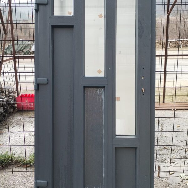 087 100x215, 4 5, ima na štoku rupice kao od vodilica za rolete..