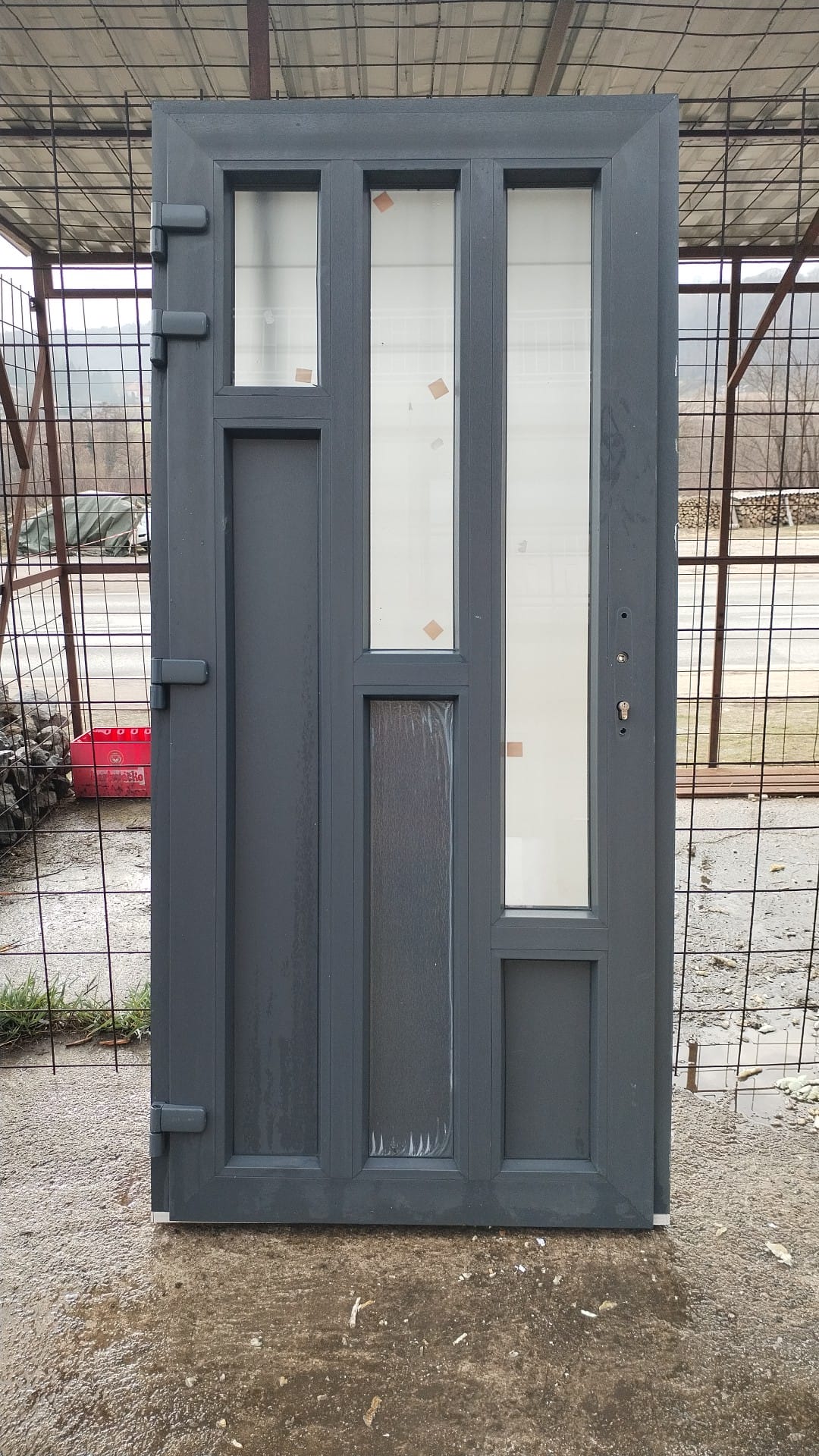 087 100x215, 4 5, ima na štoku rupice kao od vodilica za rolete..